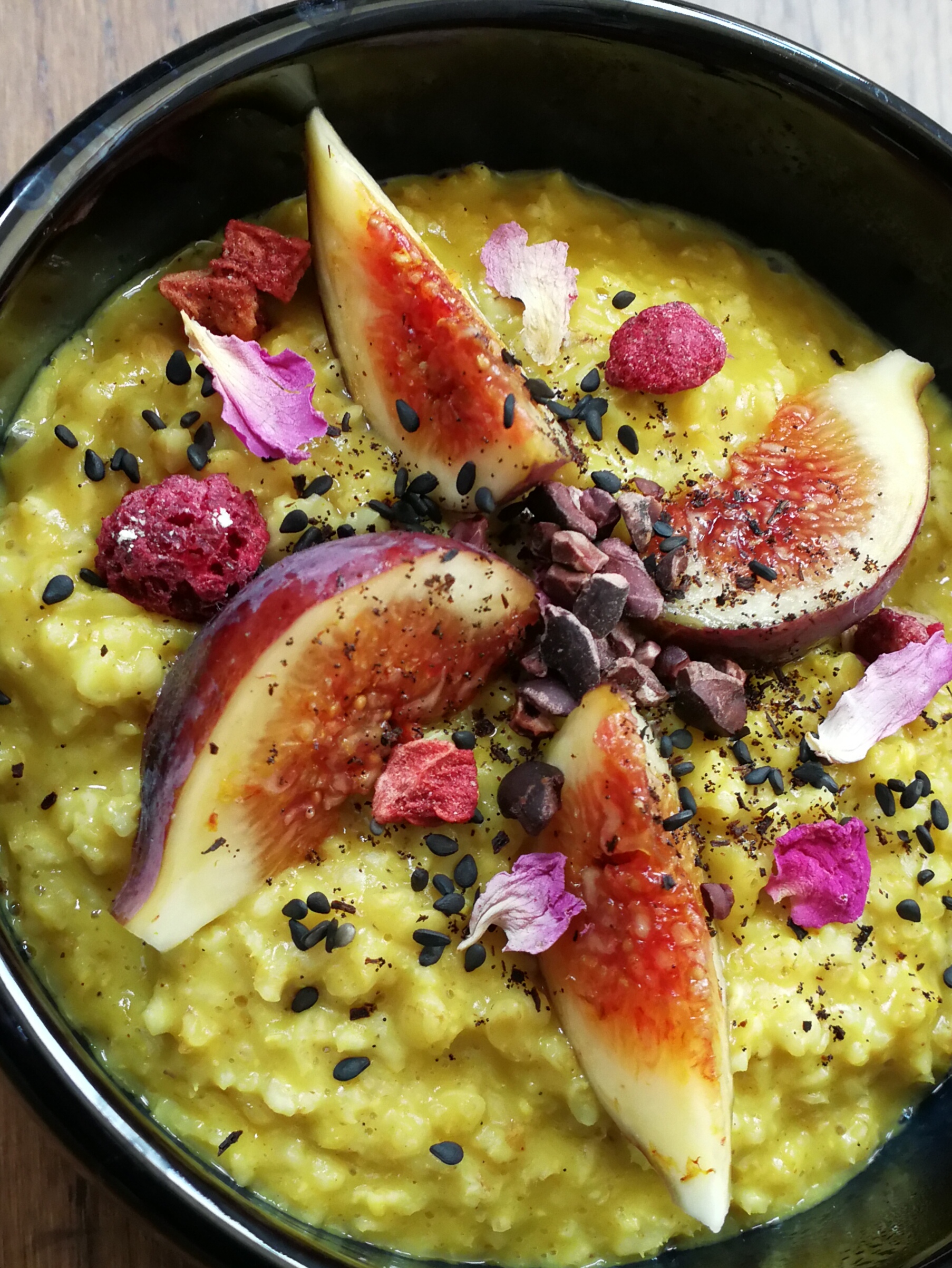 GOLDEN-KURKUMA-PORRIDGE MIT FEIGE