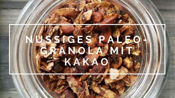 Nussiges Paleo-Granola mit Kakao, Kokosflakes & Zimt #glutenfrei #laktosefrei #vegan #zuckerfrei by bowlsnbites.com