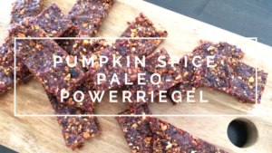 Pumpkin Spice Paleo-Powerriegel #glutenfrei #vegan #laktosefrei #glutenfrei by bowlsnbites.com
