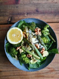 Brainfood Bowl mit grünem Spargel, Brokkoli, Spinat & Walnüssen